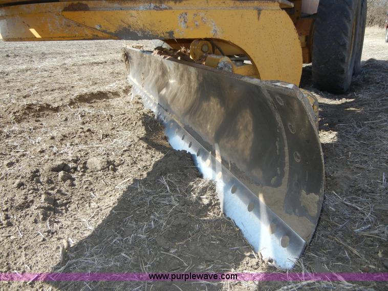 image for item 8535 1998 John Deere 770CH motor grader