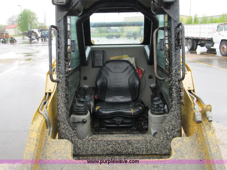 image for item 8979 2002 Caterpillar 257 skid steer