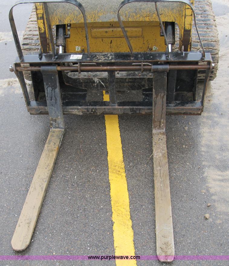 image for item 8979 2002 Caterpillar 257 skid steer