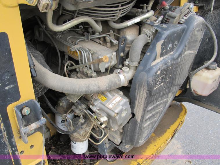 image for item 8979 2002 Caterpillar 257 skid steer