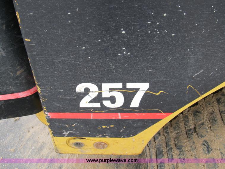 image for item 8979 2002 Caterpillar 257 skid steer