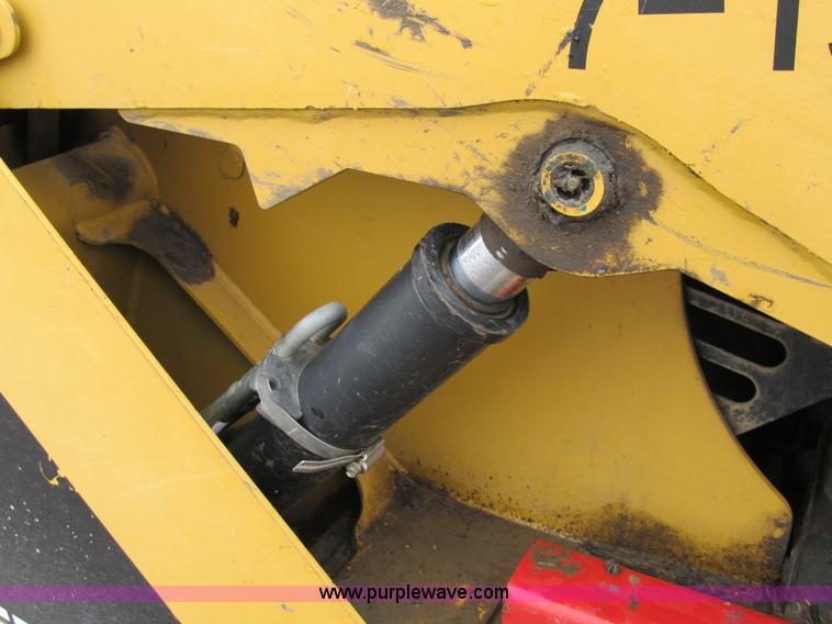 image for item 8979 2002 Caterpillar 257 skid steer