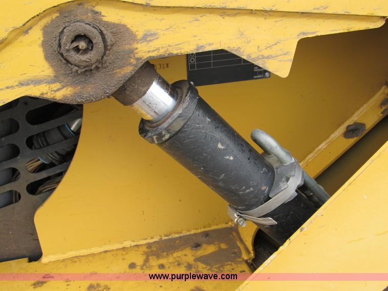 image for item 8979 2002 Caterpillar 257 skid steer