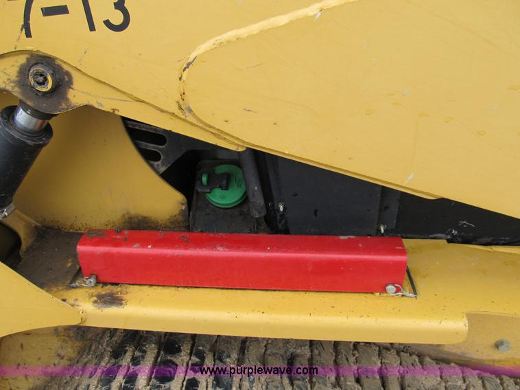 image for item 8979 2002 Caterpillar 257 skid steer