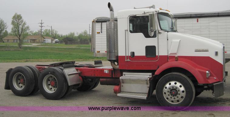 image for item 1270 2005 Kenworth T800B semi truck