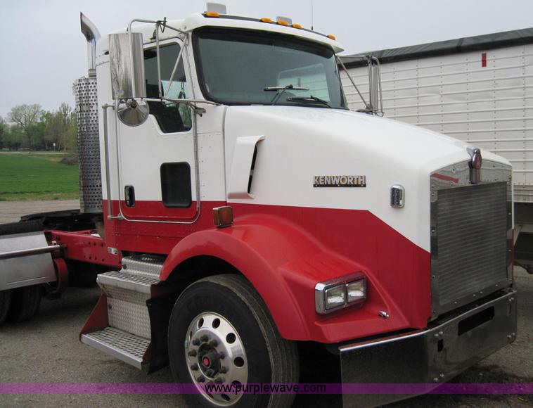 image for item 1270 2005 Kenworth T800B semi truck