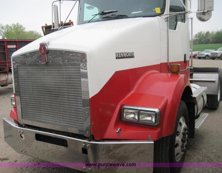 image for item 1270 2005 Kenworth T800B semi truck