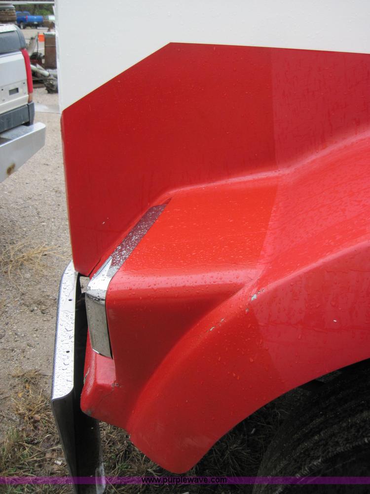 image for item 1270 2005 Kenworth T800B semi truck