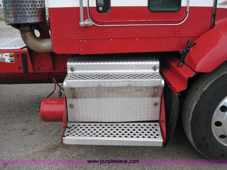 image for item 1270 2005 Kenworth T800B semi truck