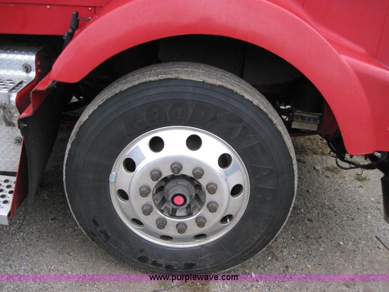 image for item 1270 2005 Kenworth T800B semi truck