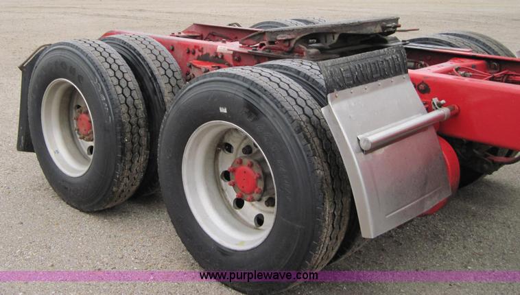 image for item 1270 2005 Kenworth T800B semi truck