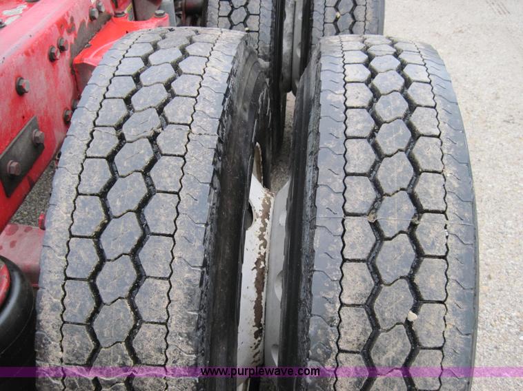 image for item 1270 2005 Kenworth T800B semi truck