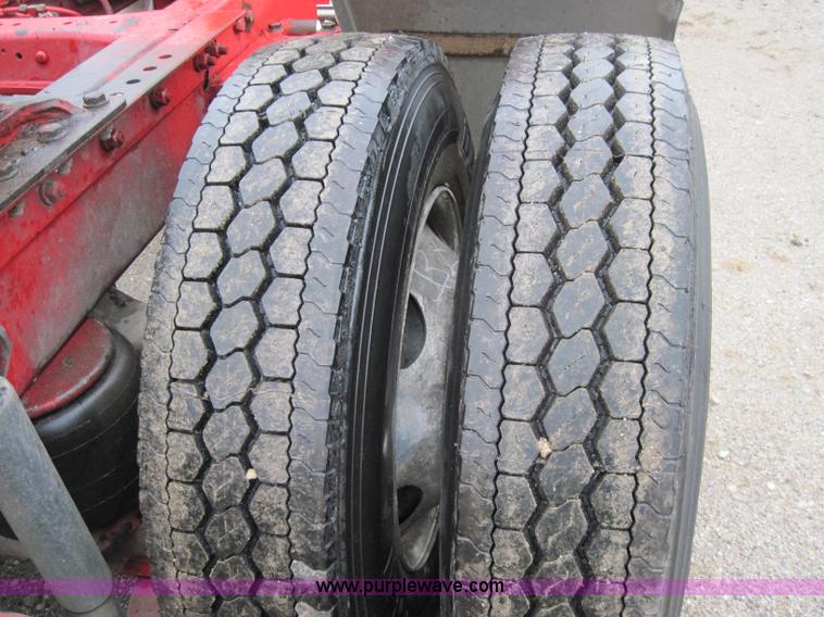 image for item 1270 2005 Kenworth T800B semi truck