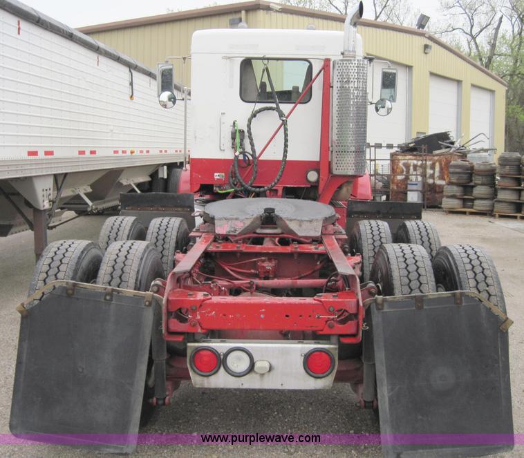 image for item 1270 2005 Kenworth T800B semi truck