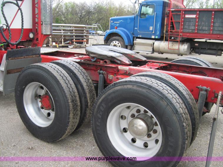 image for item 1270 2005 Kenworth T800B semi truck