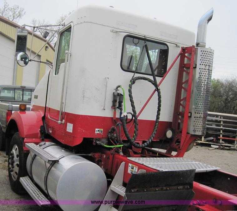 image for item 1270 2005 Kenworth T800B semi truck