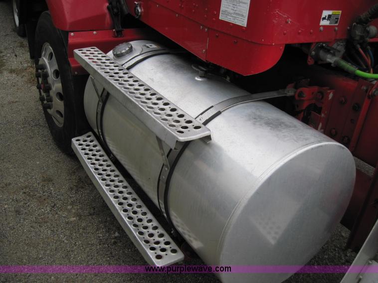 image for item 1270 2005 Kenworth T800B semi truck