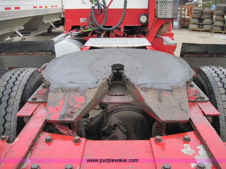 image for item 1270 2005 Kenworth T800B semi truck