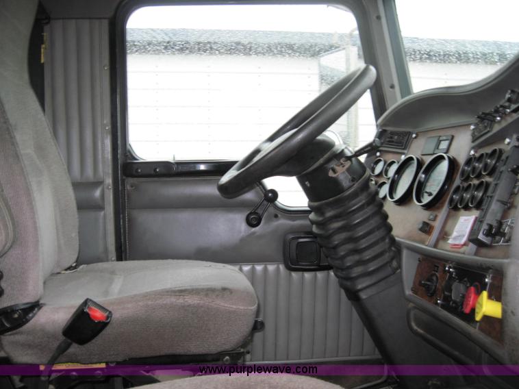 image for item 1270 2005 Kenworth T800B semi truck