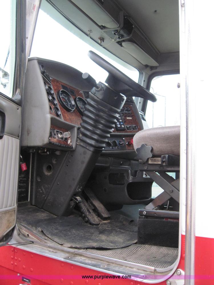 image for item 1270 2005 Kenworth T800B semi truck