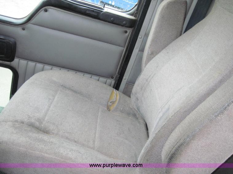 image for item 1270 2005 Kenworth T800B semi truck