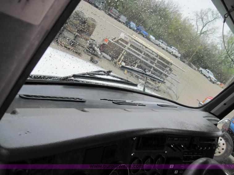 image for item 1270 2005 Kenworth T800B semi truck