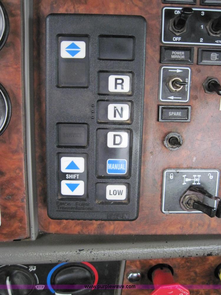 image for item 1270 2005 Kenworth T800B semi truck