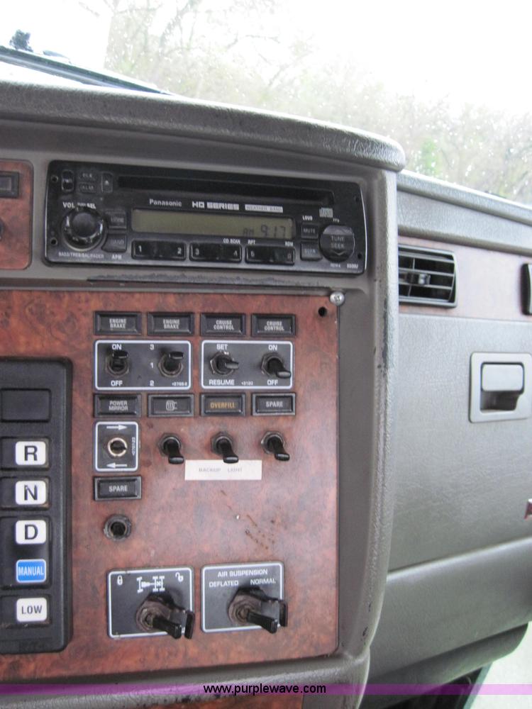 image for item 1270 2005 Kenworth T800B semi truck