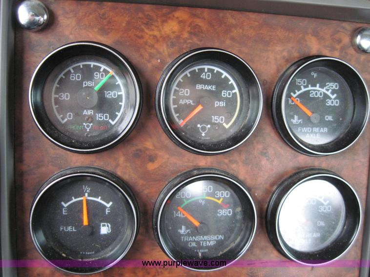 image for item 1270 2005 Kenworth T800B semi truck