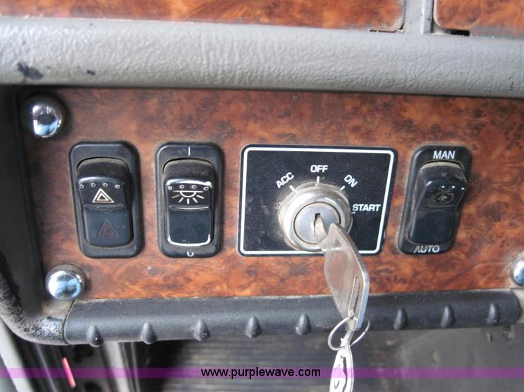 image for item 1270 2005 Kenworth T800B semi truck