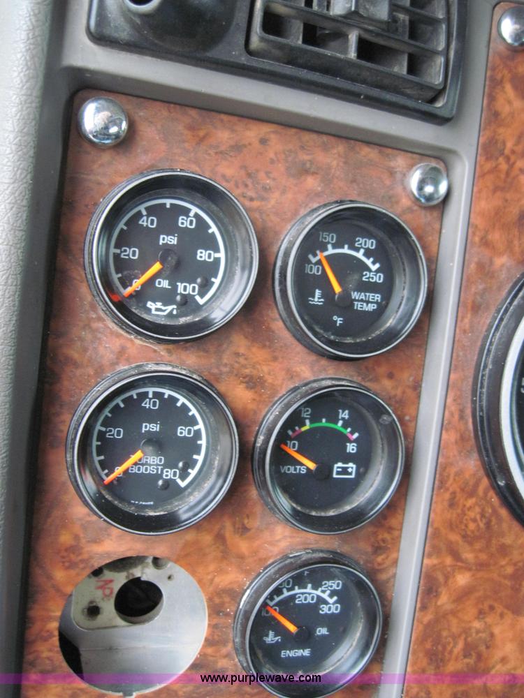 image for item 1270 2005 Kenworth T800B semi truck