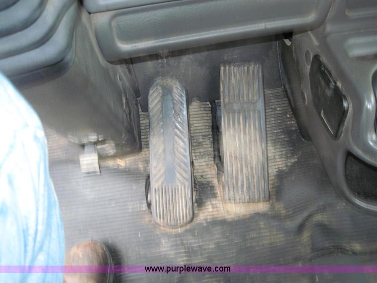 image for item 1270 2005 Kenworth T800B semi truck