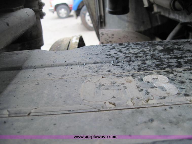 image for item 1270 2005 Kenworth T800B semi truck