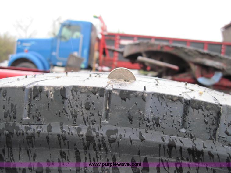 image for item 1270 2005 Kenworth T800B semi truck