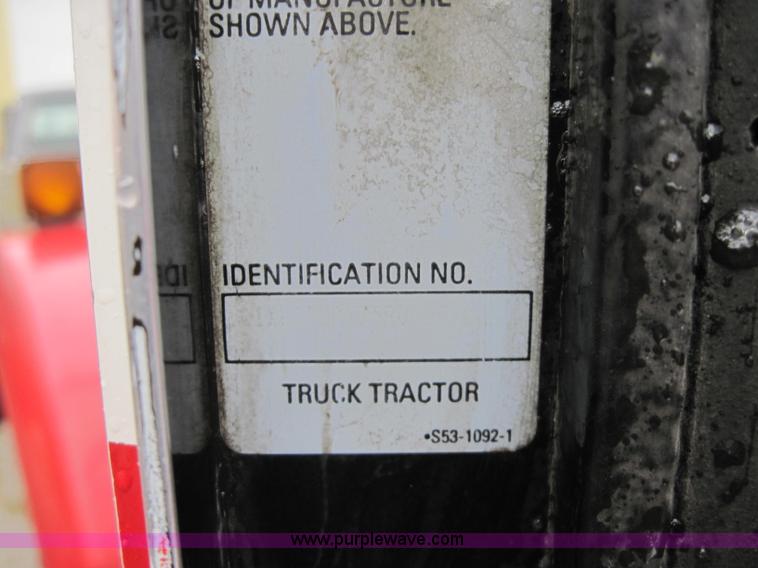 image for item 1270 2005 Kenworth T800B semi truck