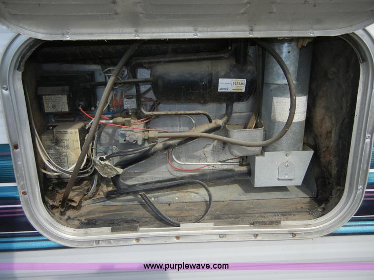 image for item 2216 1995 Damon Hornet 28' pull behind camper