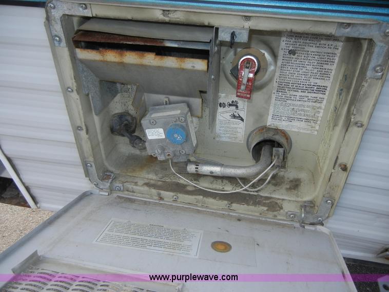 image for item 2216 1995 Damon Hornet 28' pull behind camper