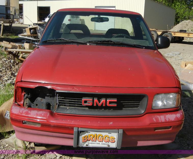 image for item 2246 1995 GMC Sonoma SLS pickup truck