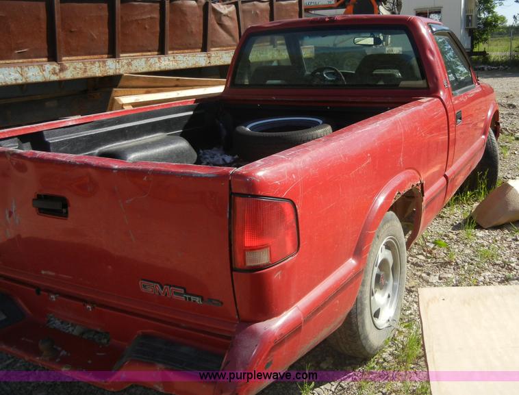 image for item 2246 1995 GMC Sonoma SLS pickup truck