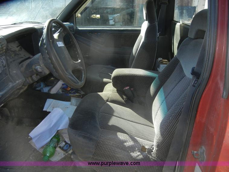 image for item 2246 1995 GMC Sonoma SLS pickup truck