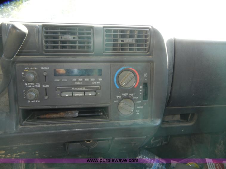 image for item 2246 1995 GMC Sonoma SLS pickup truck