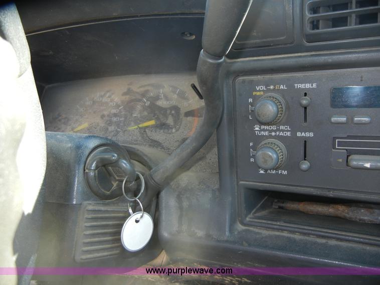image for item 2246 1995 GMC Sonoma SLS pickup truck