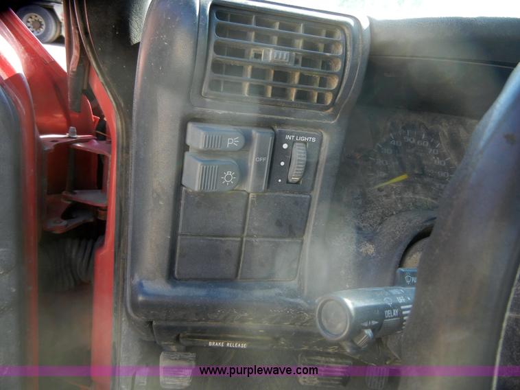 image for item 2246 1995 GMC Sonoma SLS pickup truck