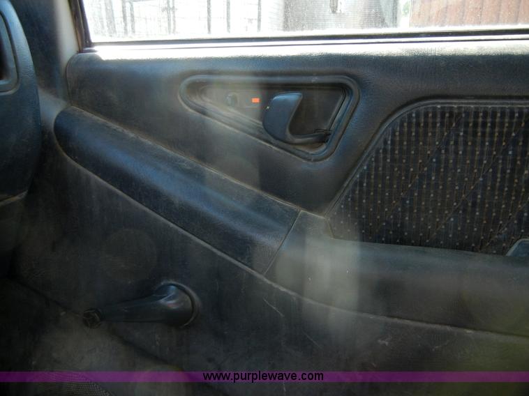 image for item 2246 1995 GMC Sonoma SLS pickup truck
