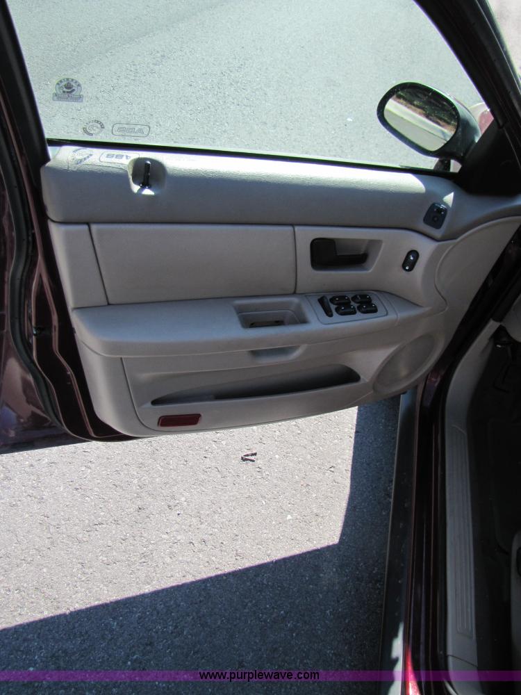 image for item 3458 2004 Ford Taurus SES