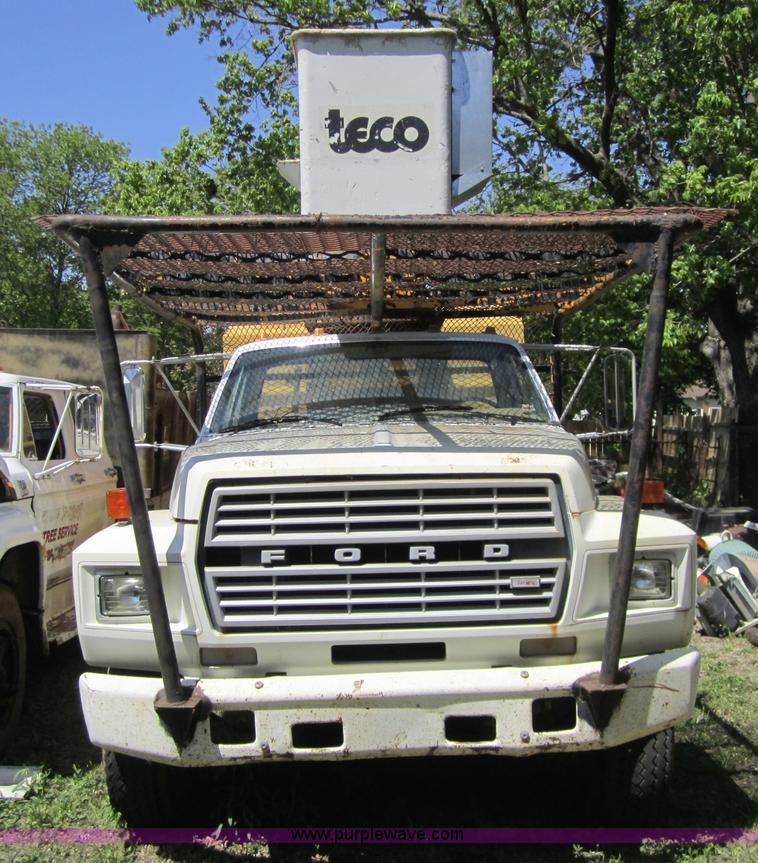 image for item 3696 1984 Ford F700 tree service bucket truck