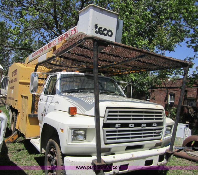 image for item 3696 1984 Ford F700 tree service bucket truck
