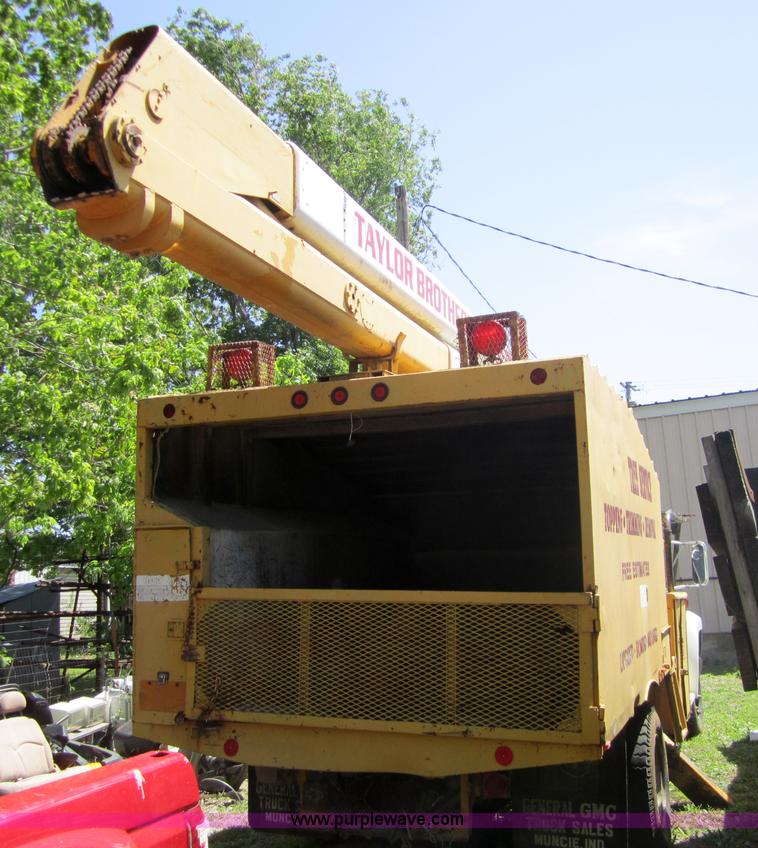 image for item 3696 1984 Ford F700 tree service bucket truck
