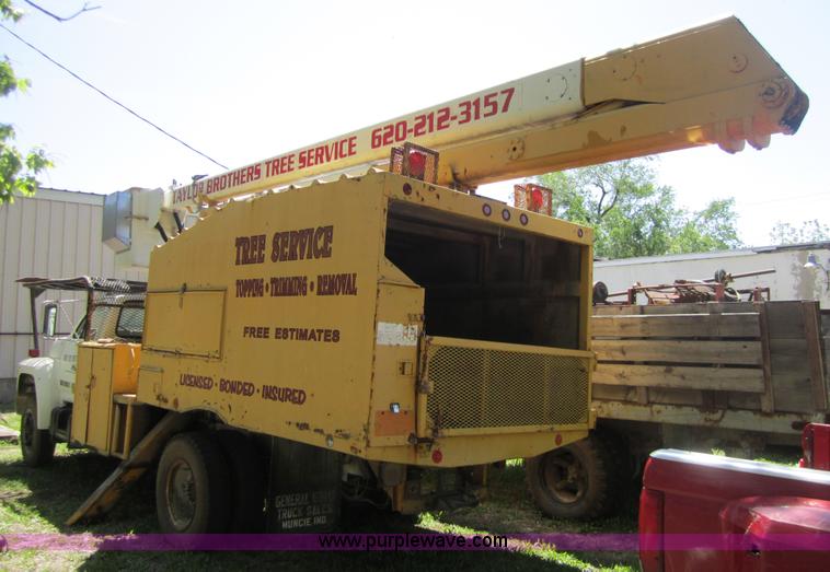 image for item 3696 1984 Ford F700 tree service bucket truck