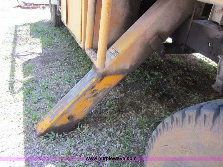 image for item 3696 1984 Ford F700 tree service bucket truck